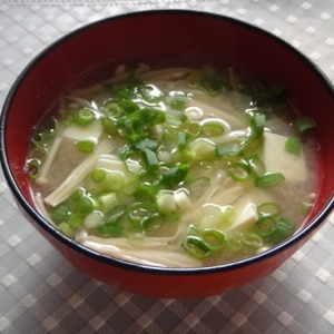 お豆腐・えのきにネギたくさんのお味噌汁